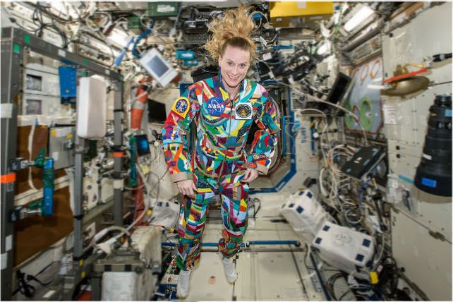 Una astronauta de la Nasa lucirá traje que pintaron niños enfermos de cáncer.&nbsp;