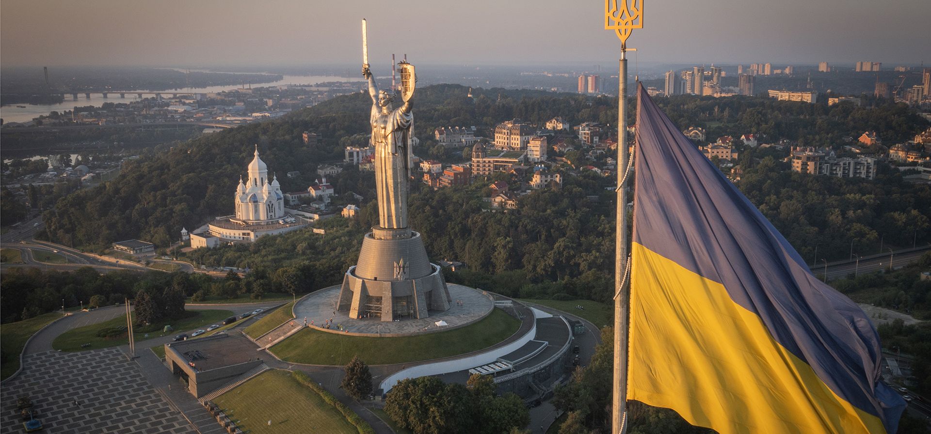 La bandera ucraniana ondea mientras trabajadores instalan el escudo del país en la estatua más alta del país, la estatua de la Madre Ucrania, luego de que retiraron el martillo y la hoz soviéticos, el domingo 6 de agosto de 2023, en Kiev. (AP Foto/Efrem Lukatsky) La bandera ucraniana ondea mientras trabajadores instalan el escudo del país en la estatua más alta del país, la estatua de la Madre Ucrania, luego de que retiraron el martillo y la hoz soviéticos, el domingo 6 de agosto de 2023, en Kiev. (AP Foto/Efrem Lukatsky)