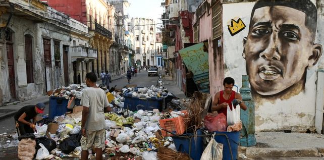Montañas de desechos, olores fétidos y nubes de moscas: La Habana está llena de basura