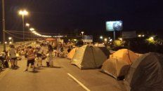 Los miembros de la Multisectorial por la ley de Humedales cortaron una mano e hicieron un acampe sobre el puente Rosario-Victoria. Los miembros de la Multisectorial por la ley de Humedales cortaron una mano e hicieron un acampe sobre el puente Rosario-Victoria.