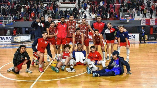 Unión metió una gran victoria y estiró la serie contra Riachuelo