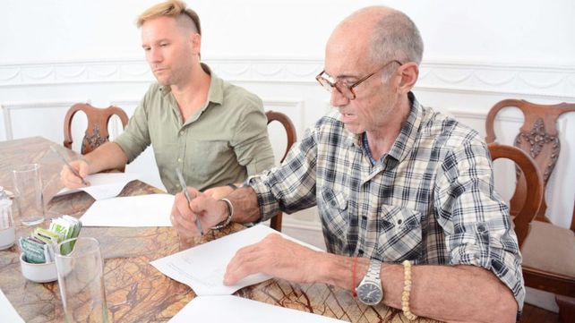 El coordinador general del Cine Lumière, Mauro Boggino y el secretario de Cultura municipal, Dante Taparelli, durante la firma del acuerdo.