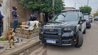 La PDI allanó cuatro casas y detuvo a los acusados de balear a una mujer en barrio Coronel Dorrego
