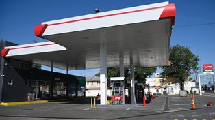 Una petrolera subió 5% la nafta y el gasoil por el conflicto en Medio Oriente: qué harán las demás