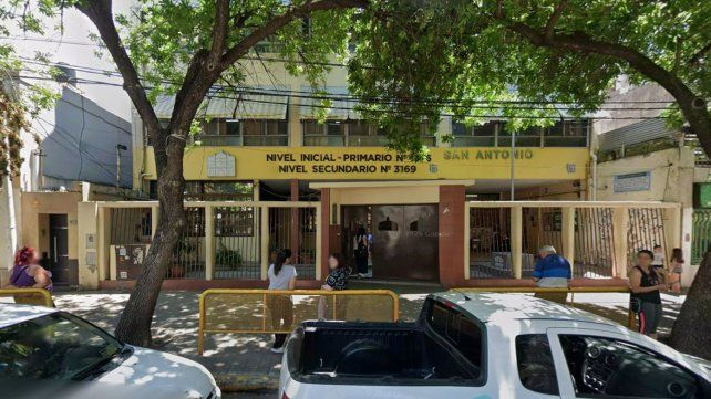 Un chico de 15 años resultó herido el jueves 3 de septiembre de 2026 afuera de la Escuela de Educacion Secundaria Orientada Particular Incorporada 3169 San Antonio. Allí se produjo una pelea entre un grupo de jóvenes.