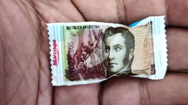 Venden caramelos envueltos en billetes de $5 ideales para dar como vuelto