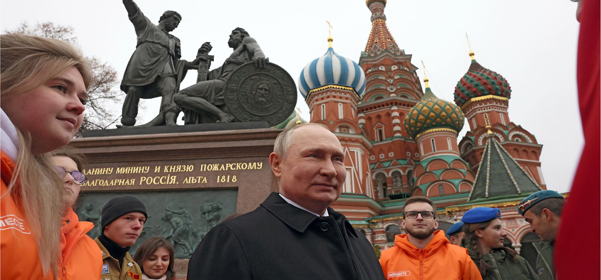 El presidente ruso, Vladimir Putin, habla con miembros del Frente Popular y de los Movimientos Nacionales de Jóvenes Cadetes del Ejército después de asistir a una ceremonia de colocación de flores en el monumento de Minin y Pozharsky y la Catedral de San Basilio detrás de la Plaza Roja en Moscú, durante durante los festejos por el Día de la Unidad Nacional, en Moscú, Rusia, viernes 4 de noviembre de 2022.