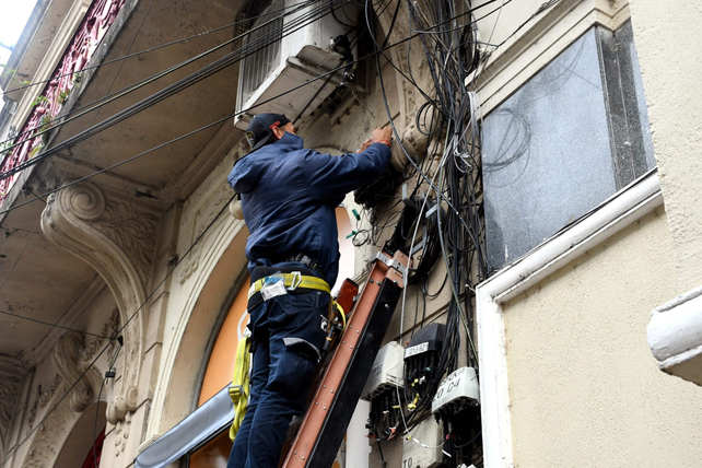 Avanza la limpieza de cables aéreos en la peatonal San Martín
