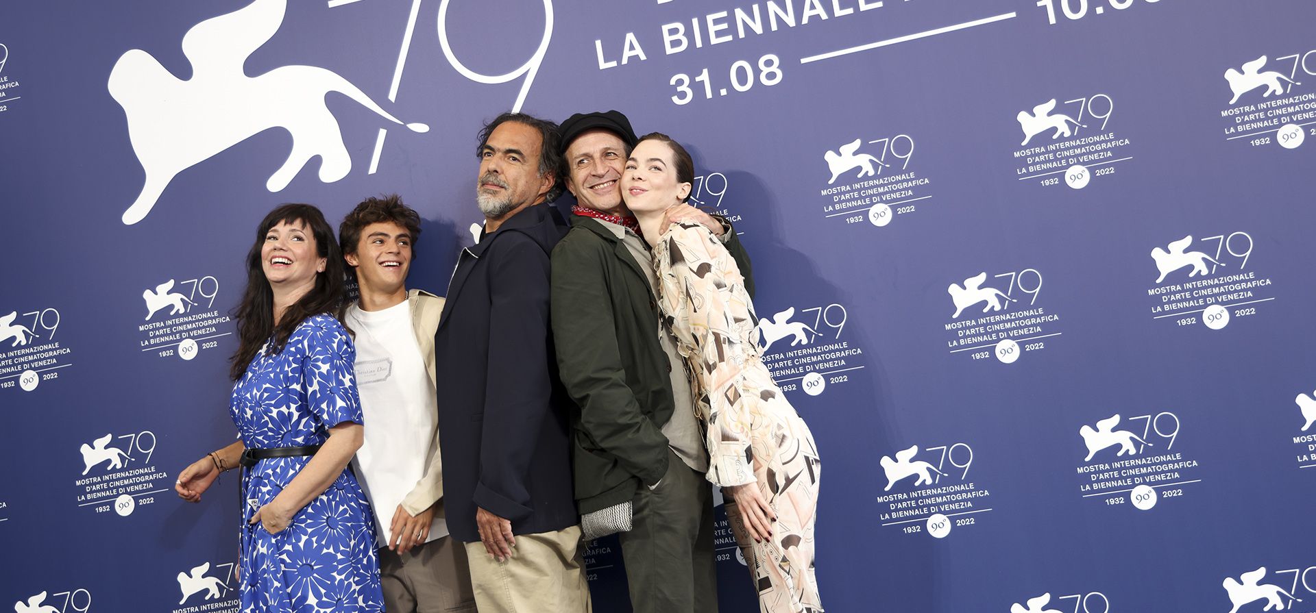 Griselda Siciliani, de izquierda a derecha, Iker Sánchez Solano, el director Alejandro González Iñárritu, Daniel Giménez Cacho y Ximena Lamadrid posan para los fotógrafos en el photocall de la película