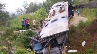 Al menos 9 muertos y 40 heridos al caer un ómnibus en un barranco en Brasil