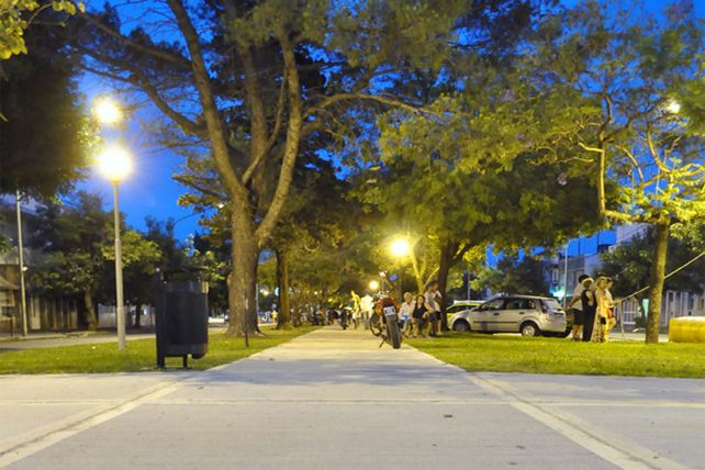 La avenida Freyre le puso música a los remozados canteros centrales