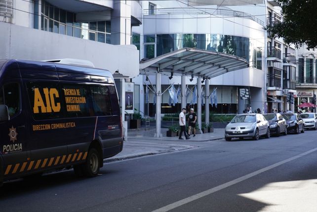 La muerte de una mujer en un hotel céntrico: rastros de crack en la habitación y buscan a un hombre