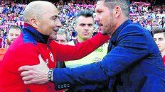 Respeto mutuo. Sampaoli saluda a Simeone durante un partido entre Sevilla y Atlético de Madrid en la liga de España. Respeto mutuo. Sampaoli saluda a Simeone durante un partido entre Sevilla y Atlético de Madrid en la liga de España.