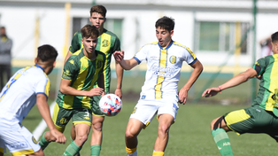 Tomás OConnor, de Central, intenta maniobrar ante tres futbolistas de Aldosivi.&nbsp;