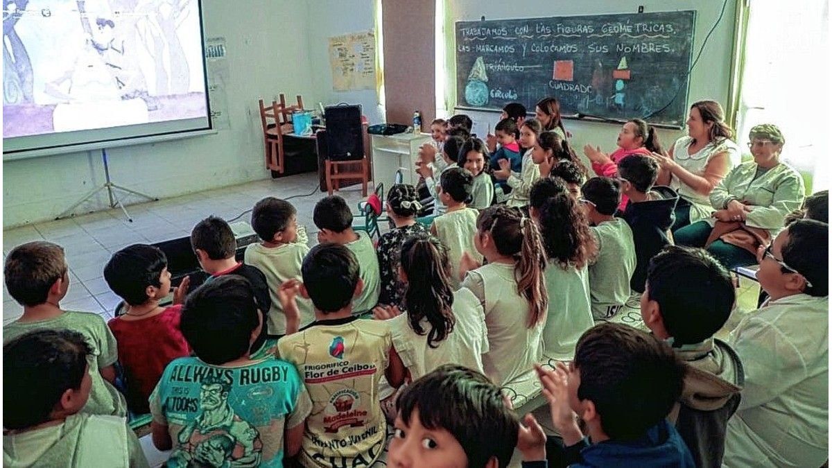 Seis de cada diez niños de 8 años ya tienen celular y crece el debate por su uso en las escuelas
