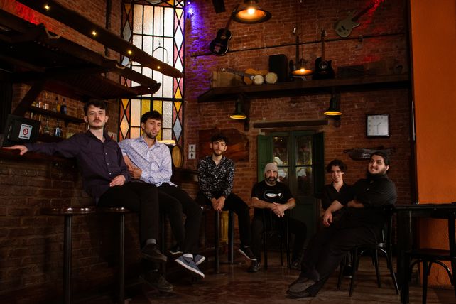 Los pibes y Abonizio. La orquesta de tango La Máquina Invisible grabó con uno de los referentes de la Trova Rosarina.