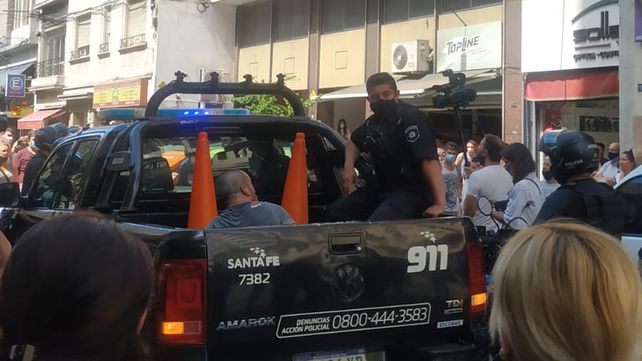 Un joven fue golpeado por policías luego de discutir con inspectores que le hicieron una multa por estacionar en un lugar prohibido. El joven fue detenido y hubo bronca de comerciantes y vecinos ante el desmedido accionar de los uniformados.
