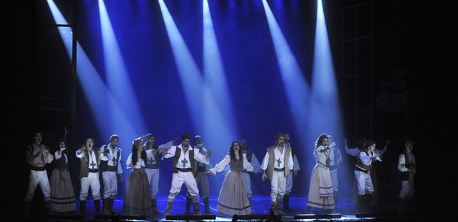 En la función debut en Rosario participó Guido Zaffora como integrante del elenco del pueblo.