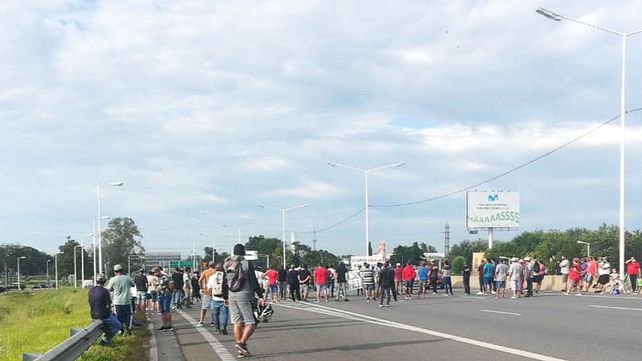 Pescadores liberan el tránsito cada media hora en el puente