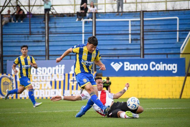 Ciro Armoa remata ante la marca del defensor de River y marca el tanto del empate para el Canalla.