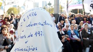 El trabajo de Abuelas de Plaza de Mayo permitió ya encontrar a más de cien nietos.