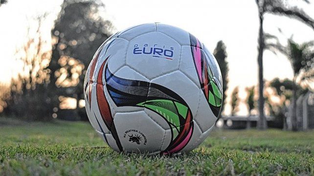 La Liga Santafesina eligió el modelo del balón oficial con el que jugará la temporada 2023.