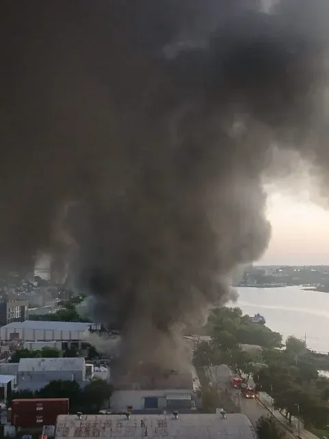 El importante incendio en los galpones del Puerto de Santa Fe dejó pérdidas totales para la empresa