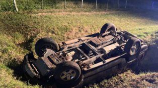 El conductor de una camioneta volcó en una alcantarilla en la ex ruta 26 y se negó a realizar el test de alcoholemia. Le retuvieron el vehículo