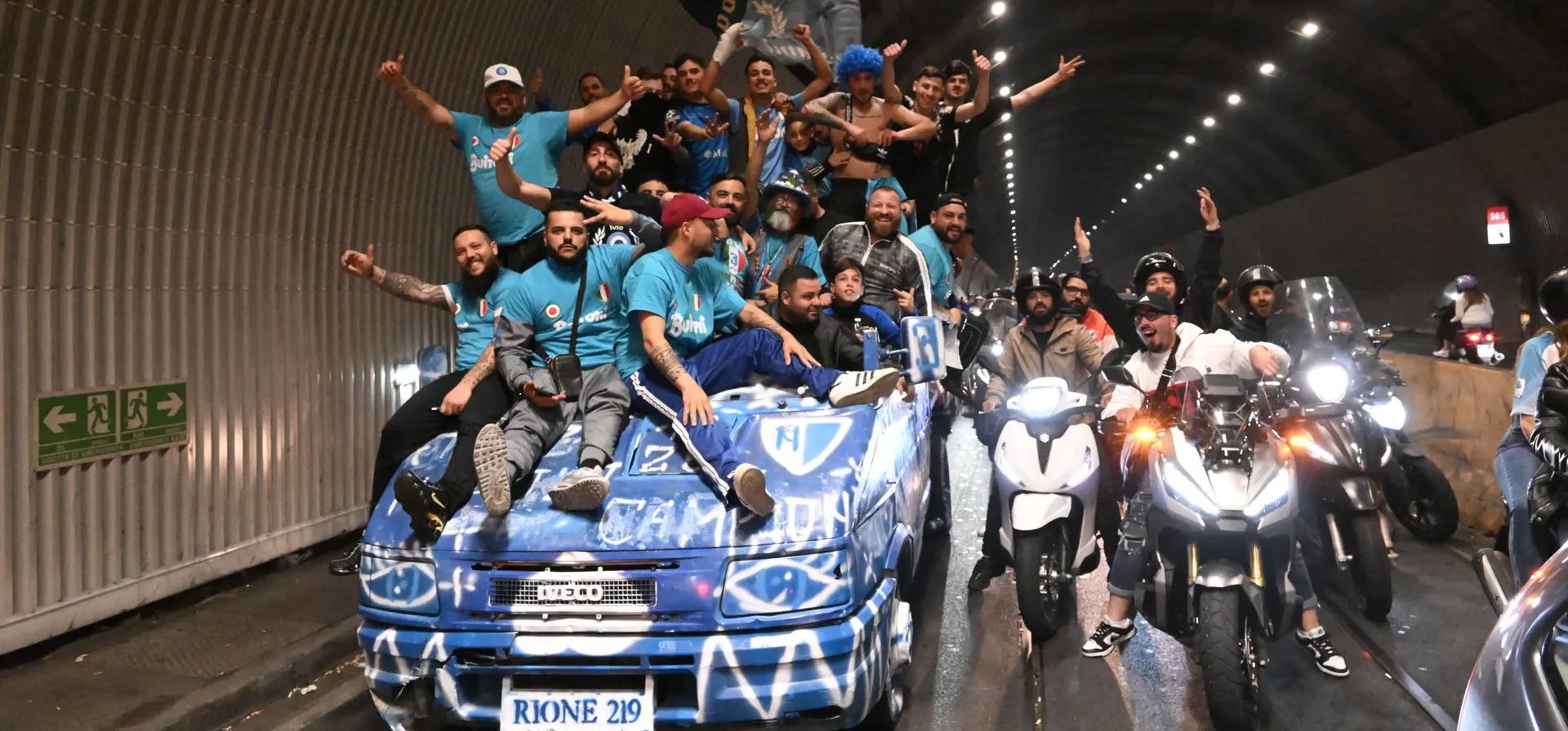 Nápoles, Italia. Los aficionados del Napoli celebran el tercer campeonato de su equipo después de 33 años sin títulos. La obtención se dió en la liga después de ganar un partido contra la Fiorentina. Fotografía: Ciro Fusco/EPA