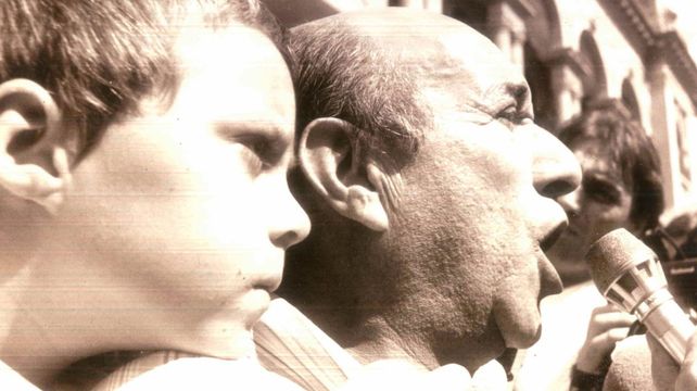 Lucas junto a su abuelo