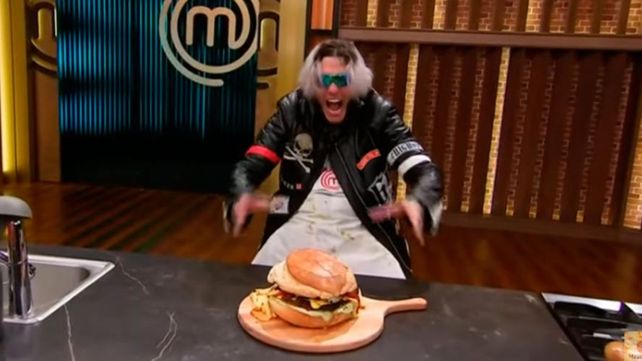 Gigante. Alex Caniggia elaboró una enorme hamburguesa y se quedó con la competencia de este lunes.
