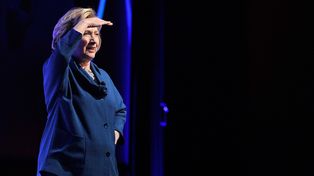 Buenos reflejos: Hillary esquivó un zapato que le arrojaron durante un discurso