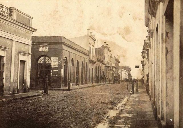 1865. Rosario era apenas una pequeña ciudad de casas bajas. Calle Aduana (hoy Maipú) y Córdoba