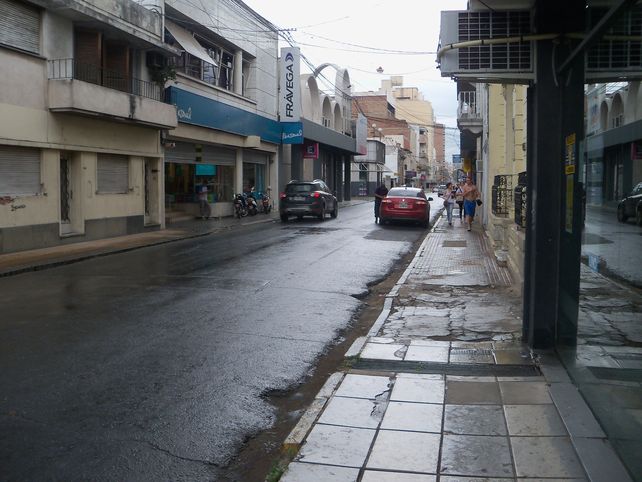 ¿Se va el calor agobiante? Bajó la temperatura y cayeron algunas gotas
