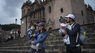 Marco Gonzales y su esposa británica Nathalie Zulauf en el centro de Cusco. Su empresa debió cerrar por falta de turistas.