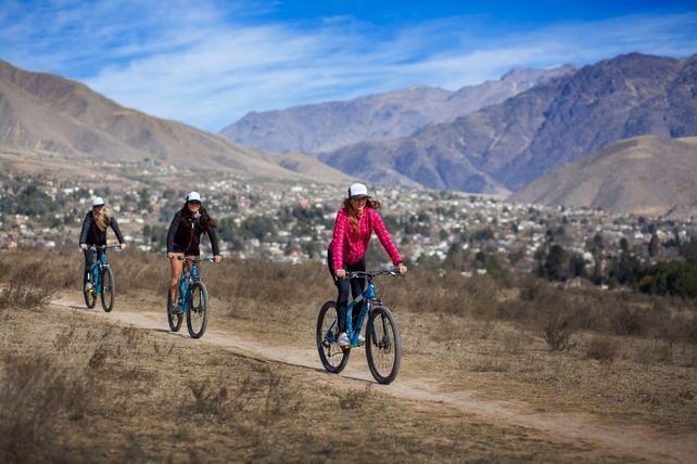 En bici. Las MTB son una excelente herramienta para combinar ejercicio y buenos paisajes por las laderas tafinistas.