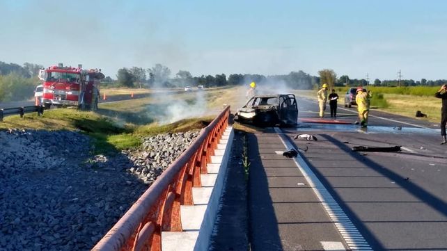 Un auto se prendió fuego tras un choque en la autopista