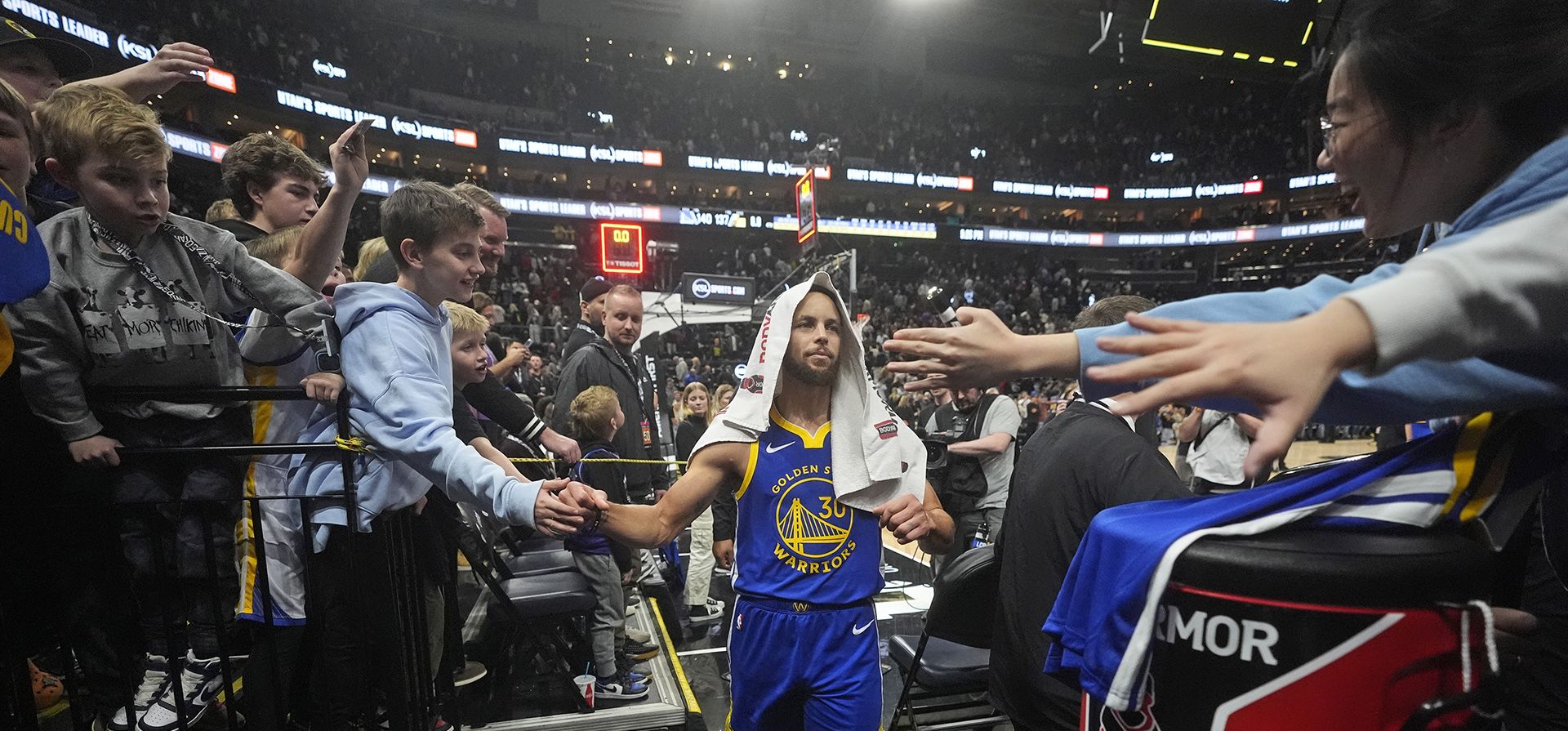 Un hombre alcanza al escolta de los Golden State Warriors, Stephen Curry (30), cuando sale de la cancha después de un partido de baloncesto de la NBA contra los Utah Jazz, el jueves 15 de febrero de 2024, en Salt Lake City. (Foto AP/Rick Bowmer) Un hombre alcanza al escolta de los Golden State Warriors, Stephen Curry (30), cuando sale de la cancha después de un partido de baloncesto de la NBA contra los Utah Jazz, el jueves 15 de febrero de 2024, en Salt Lake City. (Foto AP/Rick Bowmer)