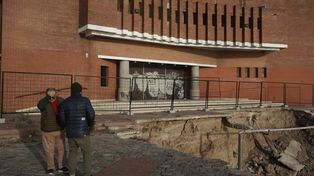 El último socavón se dio a muy poca distancia de las escalinatas de acceso al teatro Príncipe de Asturias.