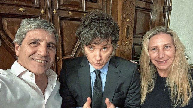 Milei celebró la aprobación del DNU para el acuerdo con el FMI junto a Caputo y Karina Milei Milei celebró la aprobación del DNU para el acuerdo con el FMI junto a Caputo y Karina Milei