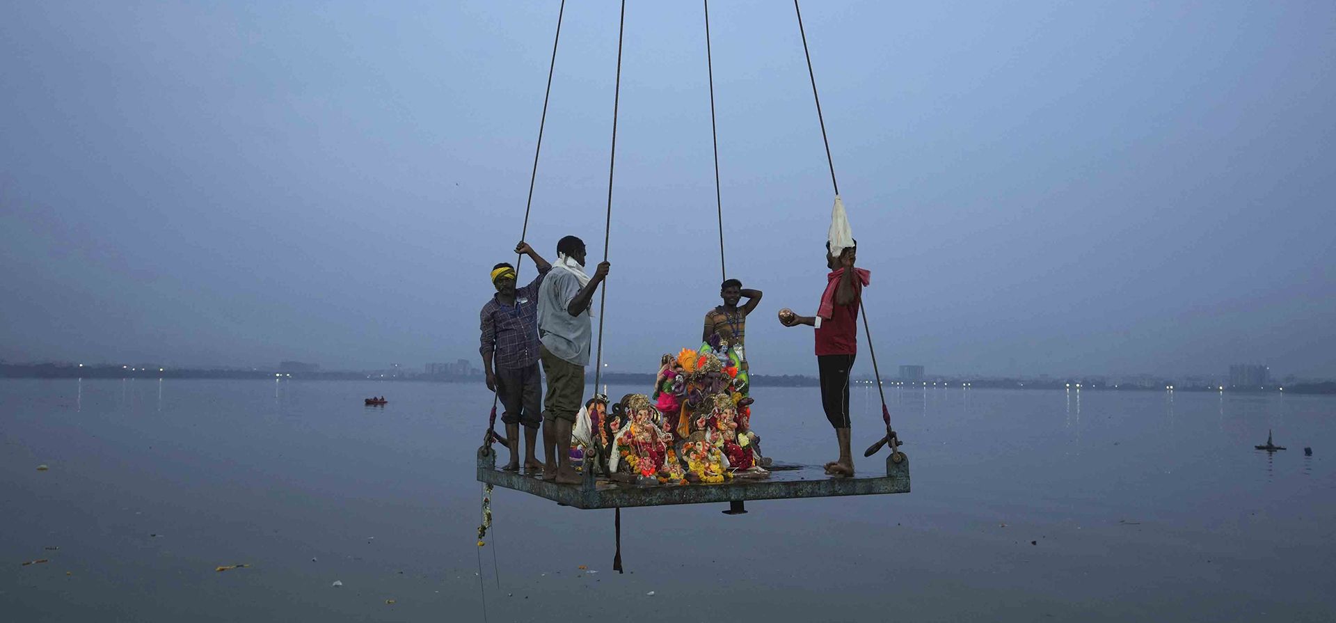 Los ídolos del dios hindú Ganesha con cabeza de elefante son levantados en una grúa para sumergirlos en el lago Hussain Sagar en Hyderabad, India, el jueves 8 de septiembre de 2022. El festival es una celebración del nacimiento de Ganesha, el dios hindú de la sabiduría, prosperidad y buena fortuna.