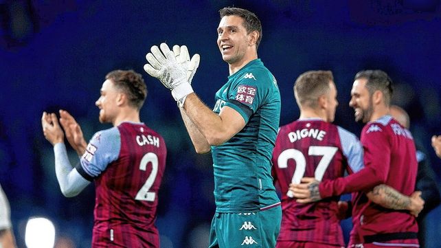 Leeds cayó con Aston Villa y se complica con el descenso