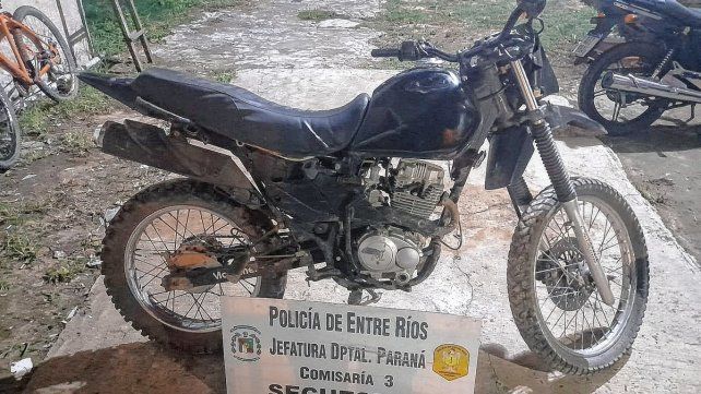Un joven fue identificado por cámaras por el robo de una moto en Paraná. Lo interceptaron y dijo que la vendió. El comprador lo admitió y la devolvió.