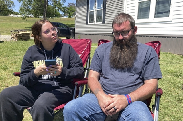 Justin Webster y su esposa Ashleigh en su casa en Henryetta. Perdieron a su hija Brittany.&nbsp;
