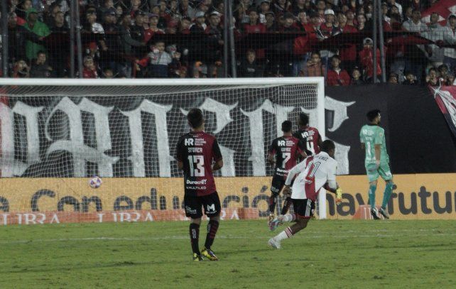 Última pelota. Una contra de River dejó sin nada a Newell’s en el epílogo. La lepra cayó en el Coloso.