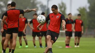 Gustavo Velázquez trabaja junto al plantel en Bella Vista. Newells ya puso proa a la Liga Profesional. El equipo de Mauricio Larriera necesita recuperar la fe.