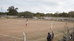 Golpean salvajemente a un adolescente en un partido de fútbol y lo dejan en coma
