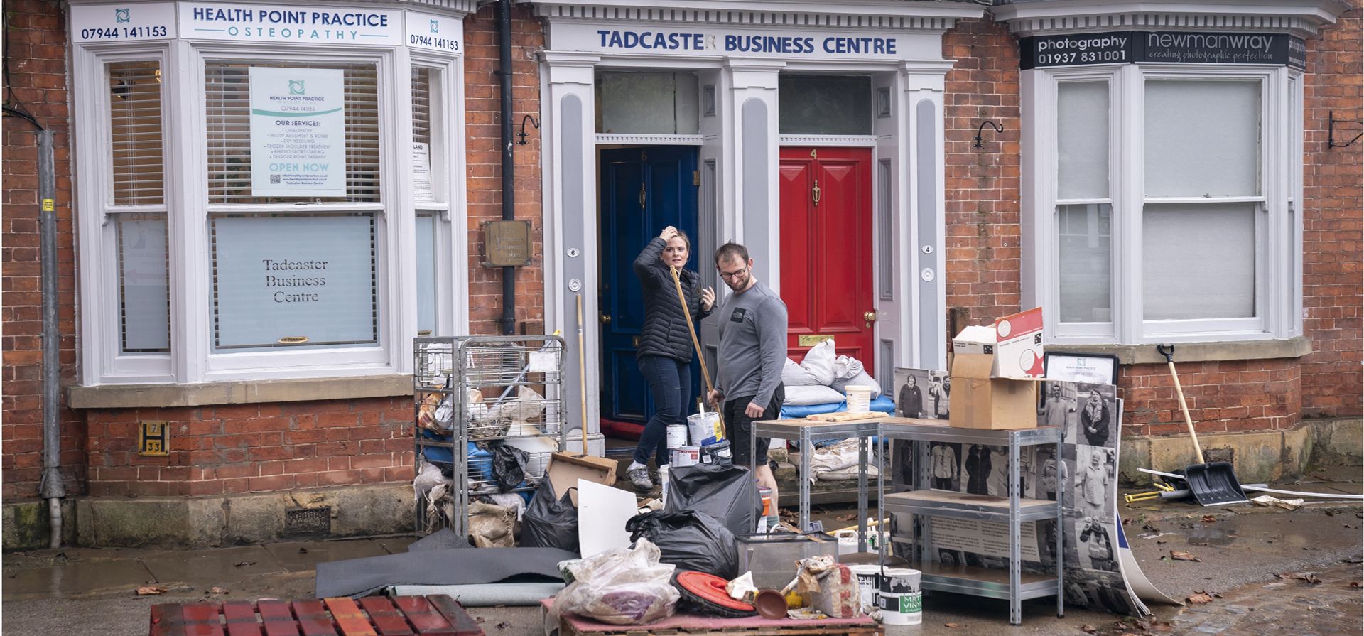 La gente comienza a limpiar después de las inundaciones después de que el río Wharfe se desbordara, luego de las fuertes lluvias de la tormenta Franklin, en Tadcaster, Inglaterra, el martes 22 de febrero de 2022. El norte de Europa ha sido azotado por la tercera gran tormenta en cinco días. 
