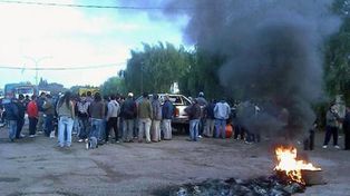 Trabajadores realizan un piquete en ruta 11 a la altura de San Lorenzo por un reclamo salarial