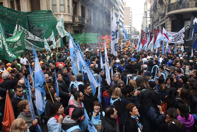 El poder económico y la frágil economía de los bajos salarios. Presentan un informe de Mate.